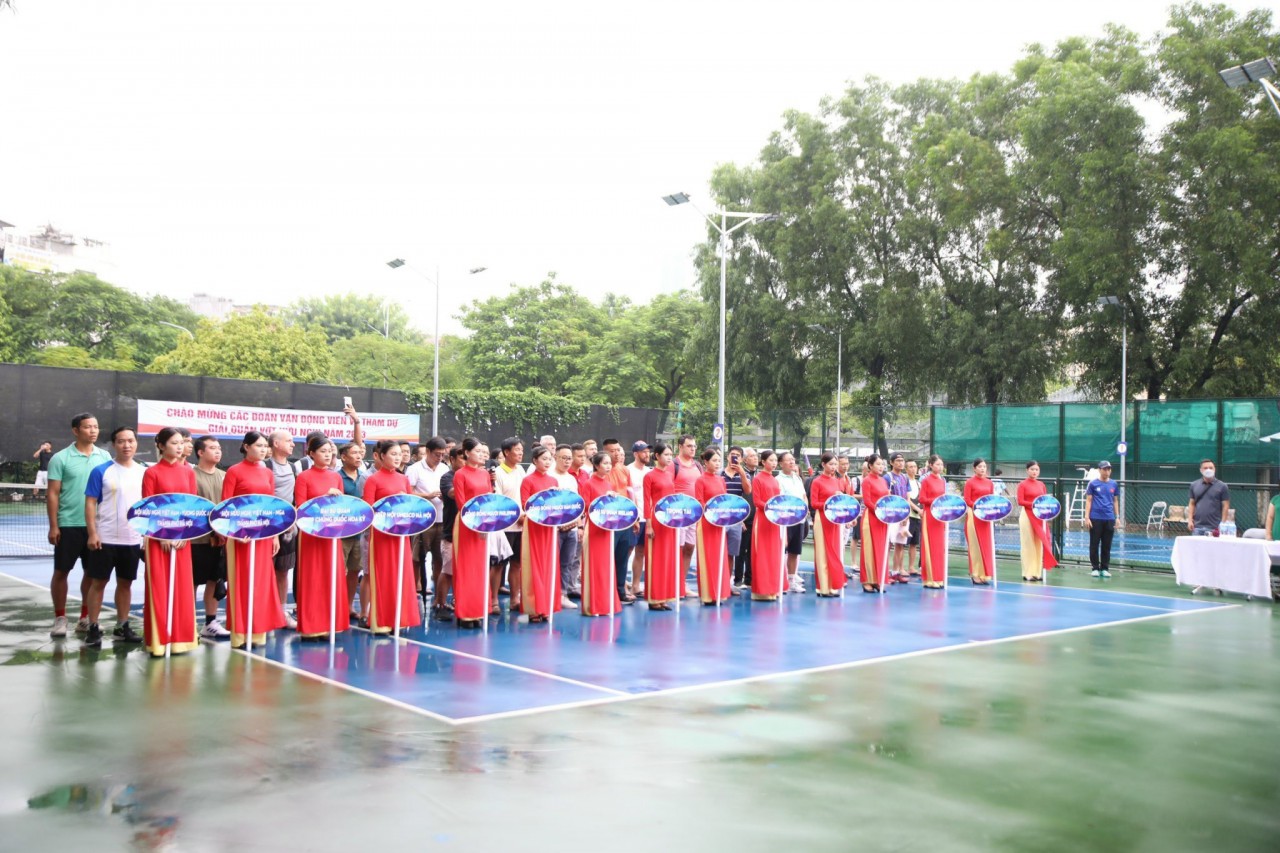 100 vận động viên đến từ các đại sứ quán tham gia Giải Quần vợt hữu nghị