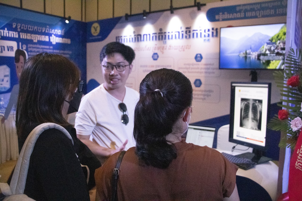Dịch vụ y tế của MEDLATEC được nhiều khách hàng tại Campuchia quan tâm tìm hiểu. (Ảnh: Báo Nhân dân)