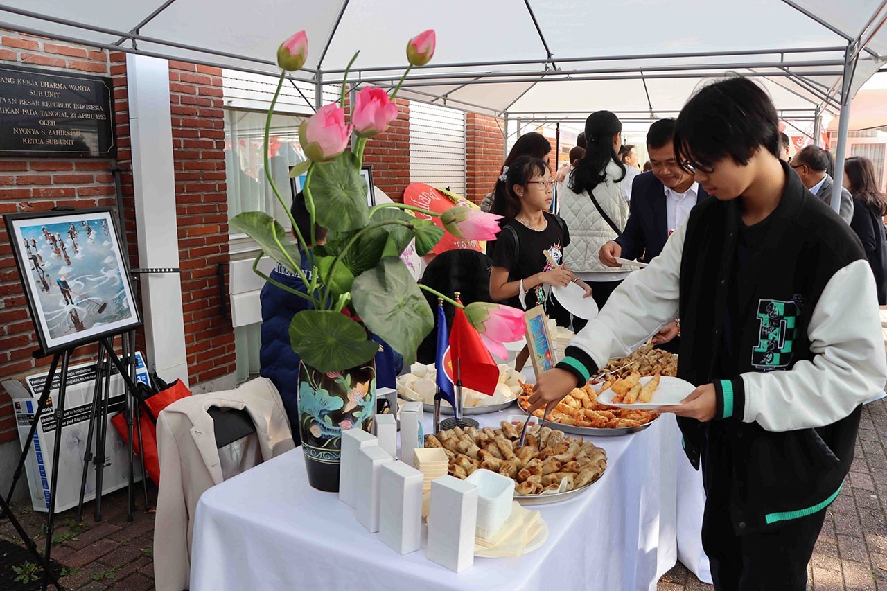 Món nem rán Việt Nam rất được ưa thích tại Ngày hội Gia đinh ASEAN tại Bỉ. (Ảnh: TG&VN)