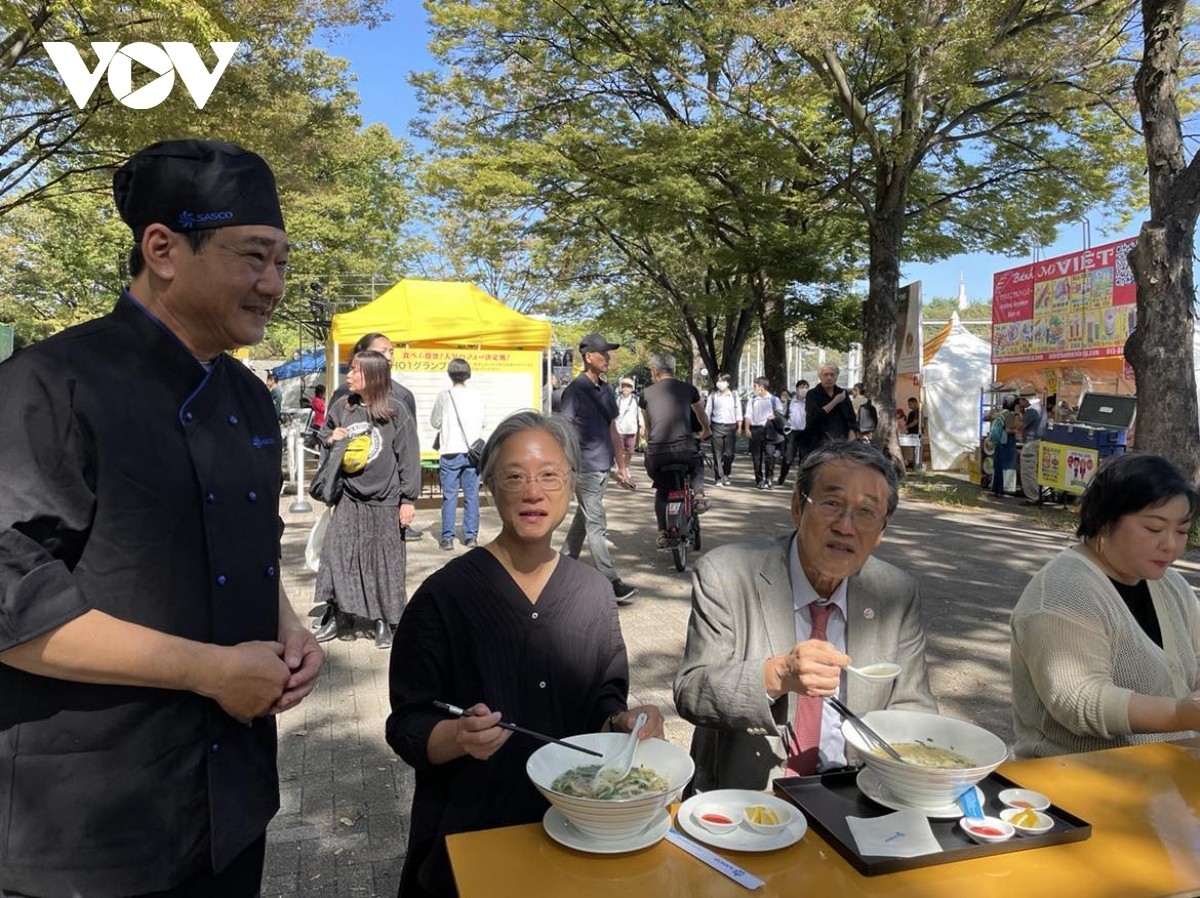 Nguyên Đại sứ Nhật Bản tại Việt Nam Umeda Kunio thưởng thức Phở Sen Sasco