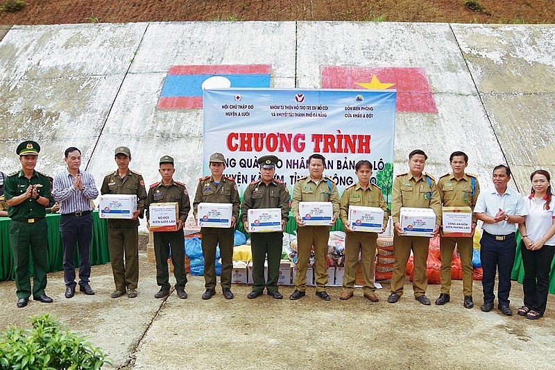 Thắt chặt quan hệ đoàn kết hữu nghị giữa lực lượng vũ trang và nhân dân khu vực biên giới Việt Nam - Lào