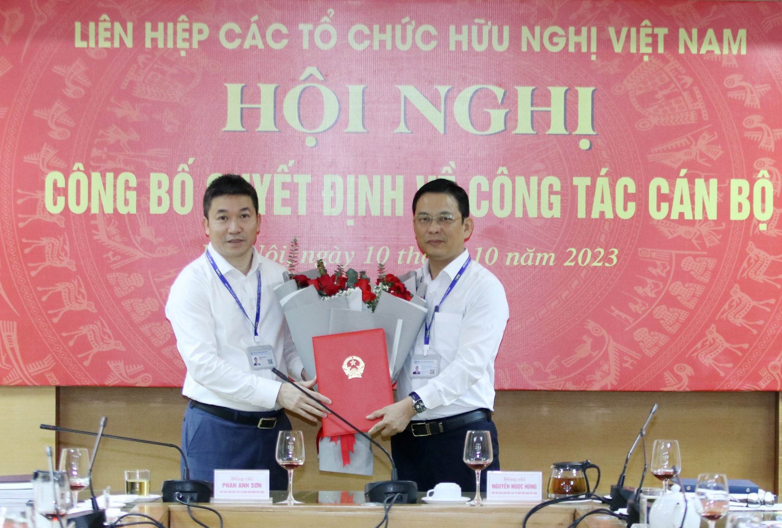 Chủ tịch VUFO Phan Anh Sơn trao Quyết định và tặng hoa chúc mừng ông Đồng Huy Cương. (Ảnh: Thu Hà)