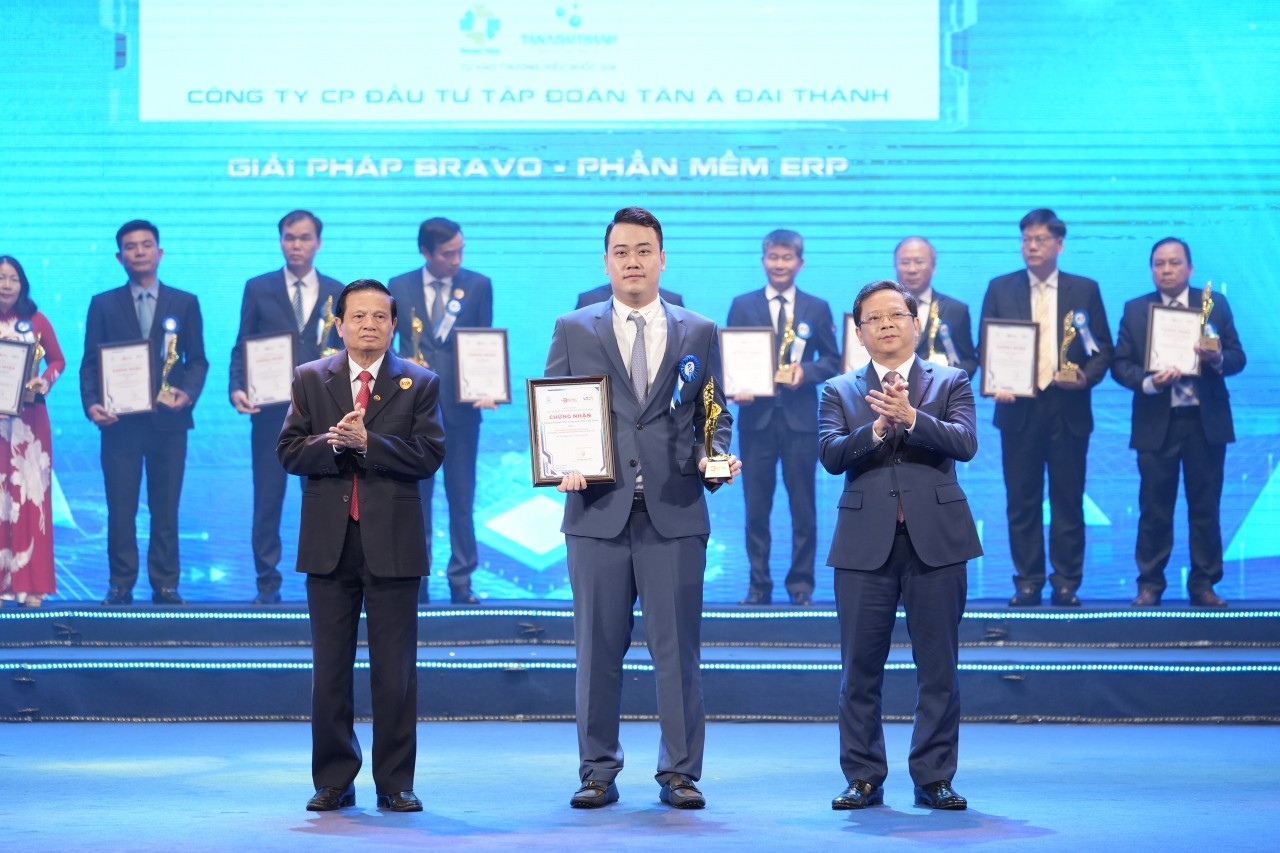 Ông Nguyễn Anh Tú - Phó Tổng giám đốc thường trực Tập đoàn Tân Á Đại Thành đại diện nhận giải thưởng Doanh nghiệp, đơn vị sự nghiệp chuyển đối số xuất sắc 2023.