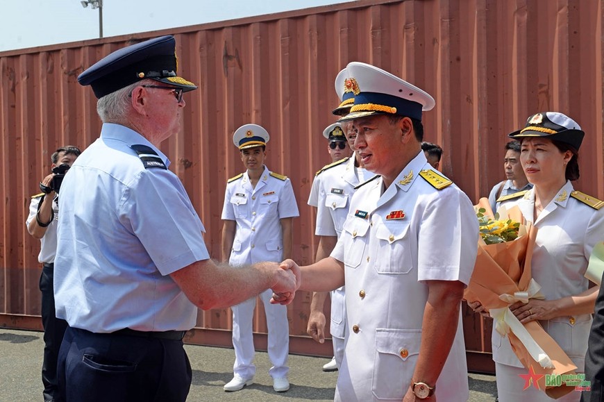  Đại tá Nguyễn Việt Anh, Phó tham mưu trưởng Vùng 2 Hải quân chủ trì lễ đón tàu Hải quân Hoàng gia Australia.