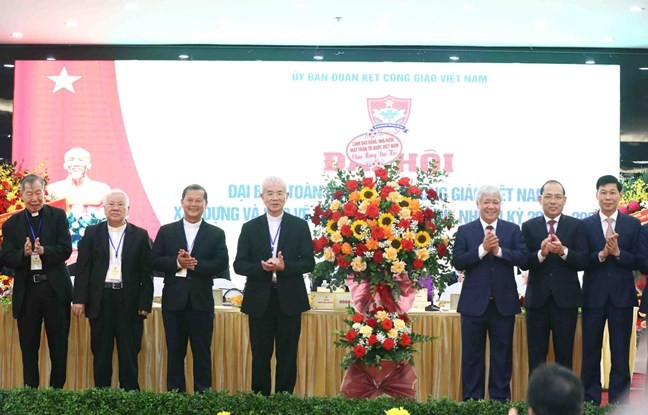 Bí thư Trung ương Đảng, Chủ tịch Uỷ ban Trung ương MTTQ Việt Nam Đỗ Văn Chiến tặng hoa chúc mừng Đại hội  