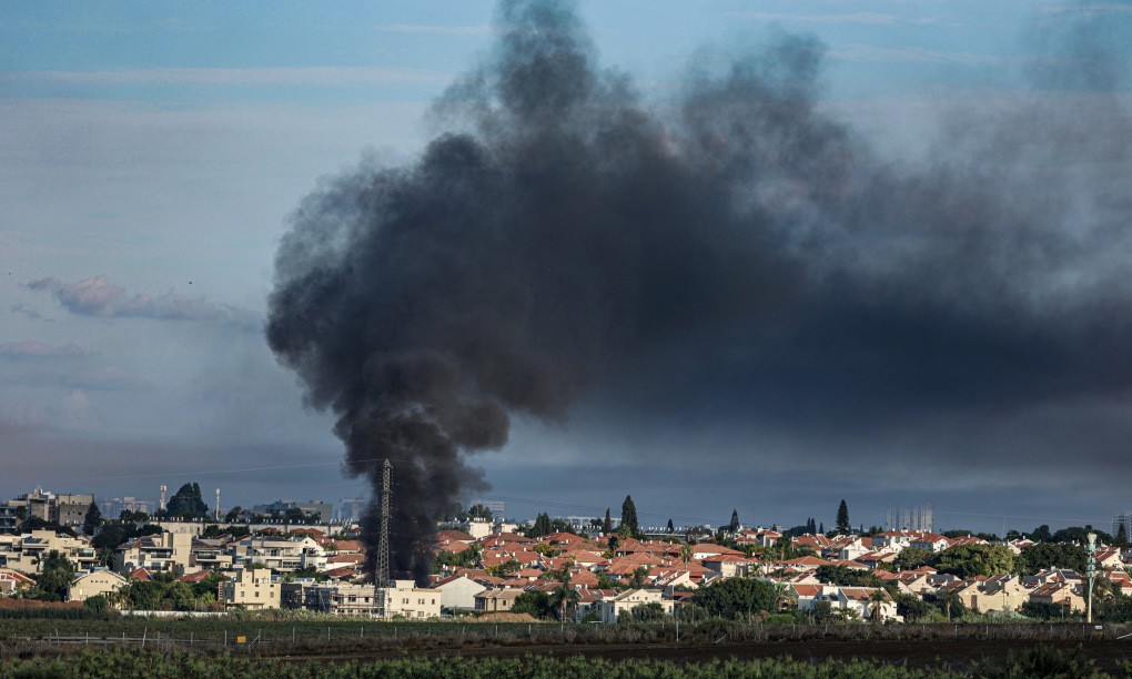 Khói bốc lên tại một thành phố của Israel sau đòn pháo kích từ Gaza sáng 7/10. (Ảnh: Reuters)