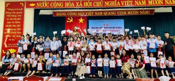 Học sinh vượt khó Quảng Trị được Zhishan trao học bổng, tặch sách