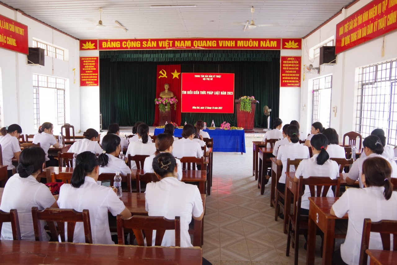 Trung tâm Bảo đảm kỹ thuật Vùng 2 tổ chức gặp mặt, chúc mừng Ngày phụ nữ Việt Nam