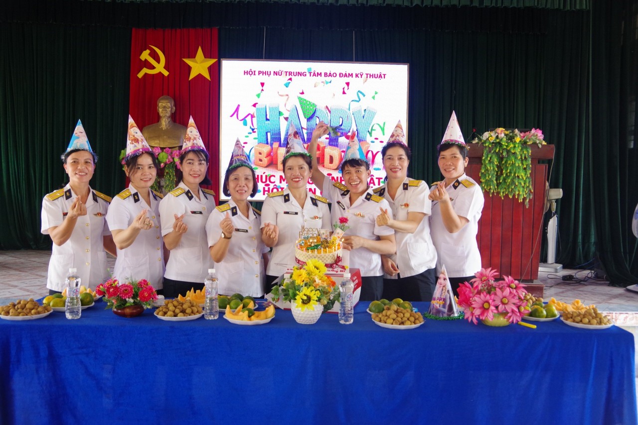 Trung tâm Bảo đảm kỹ thuật Vùng 2 tổ chức gặp mặt, chúc mừng Ngày phụ nữ Việt Nam
