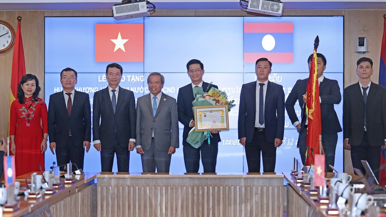 Bộ trưởng Boviengkham Vongdara trao Huân chương Hữu nghị của Nhà nước Lào cho Cục Tần số VTĐ
