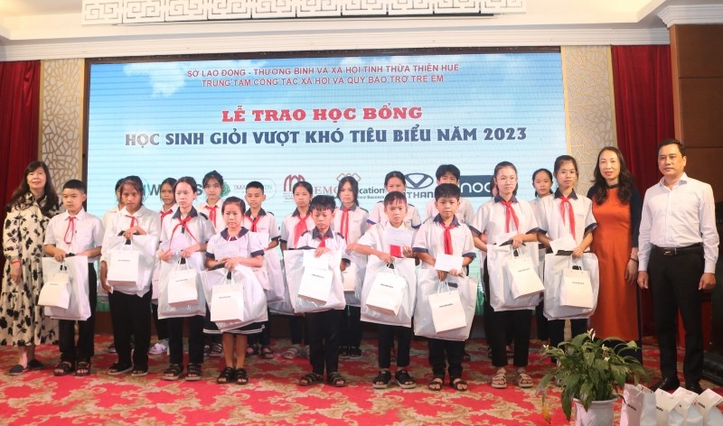 Thừa Thiên Huế tiếp nhận hơn 200 suất học bổng cho học sinh, sinh viên do SEEDS tài trợ