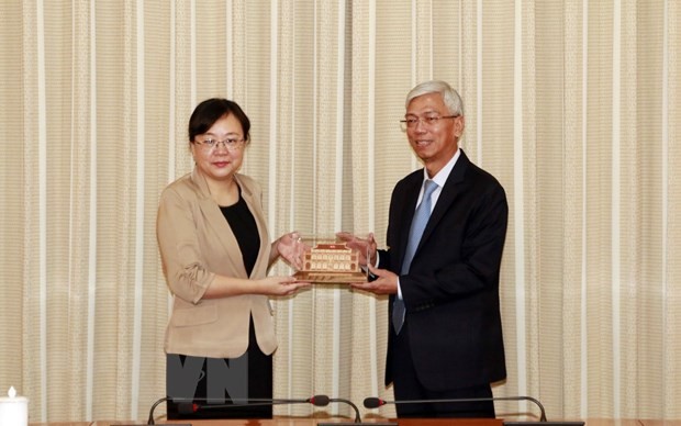 Phó Chủ tịch UBND Thành phố Hồ Chí Minh Võ Văn Hoan tặng quà bà Trương Quốc Trí, Phó Thị trưởng thành phố Trùng Khánh của Trung Quốc. (Ảnh: Xuân Khu/TTXVN)