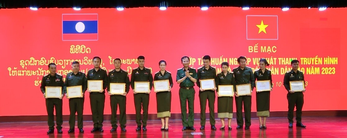 4.	Lãnh đạo Trung tâm Phát thanh-Truyền hình Quân đội trao Giấy Chứng nhận hoàn thành Chương trình tập cho cán bộ, nhân viên Quân đội nhân dân Lào.