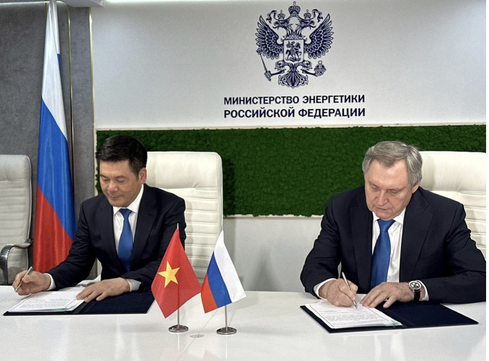 Bộ trưởng Bộ Công Thương Việt Nam và Bộ trưởng Bộ Năng lượng Nga ký Nghị định thư sửa đổi Hiệp định liên Chính phủ về việc tiếp tục hợp tác trong lĩnh vực thăm dò địa chất và khai thác dầu khí. (Ảnh: moit.gov.vn)