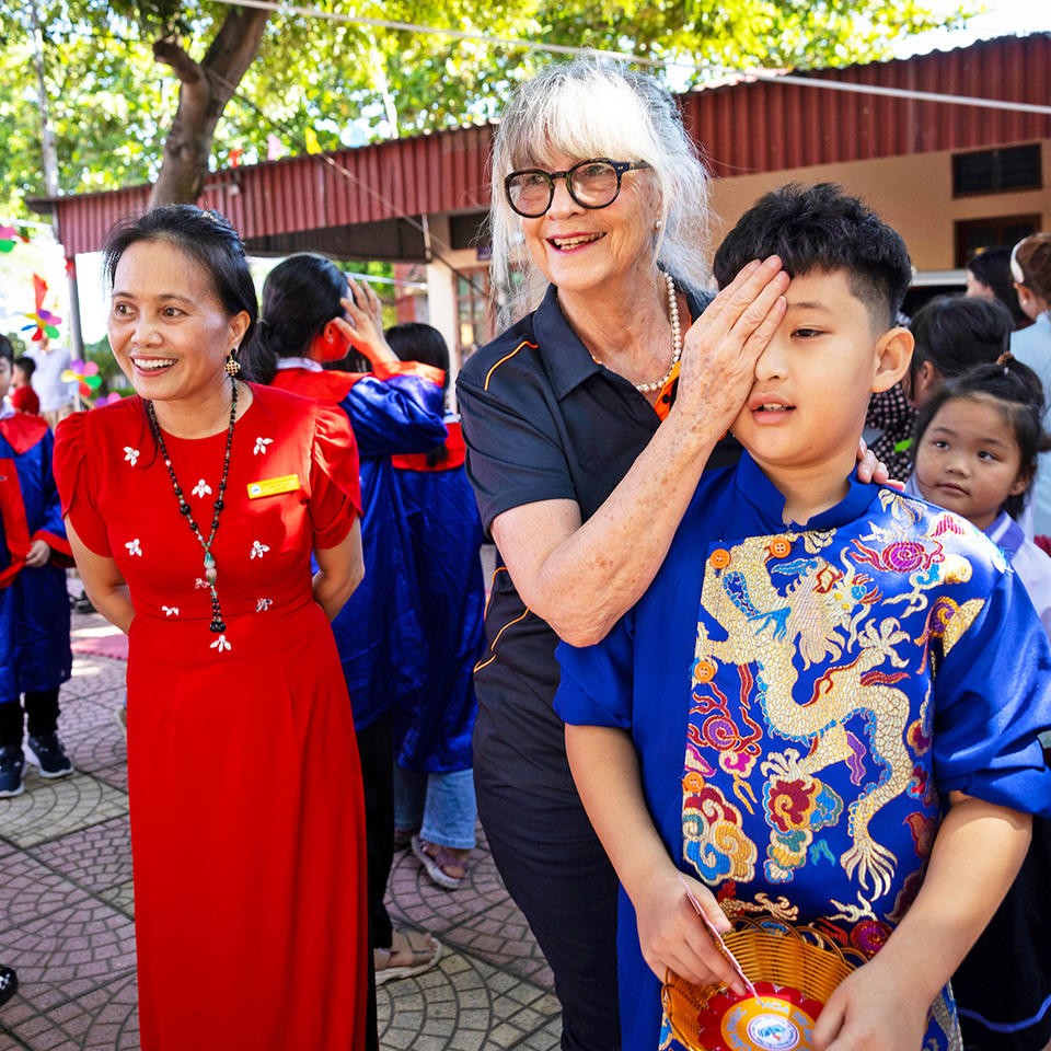 Đại diện Quỹ Fred Hollows tại Việt Nam tham gia vui chơi cùng học sinh Trường Tiểu học Cẩm Phúc tại Ngày hội chăm sóc mắt học đường. (Ảnh: Quỹ Fred Hollows)