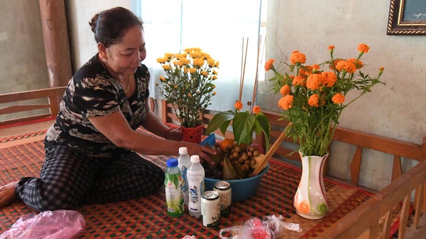 Đồng bào dân tộc Khmer chuẩn bị cho lễ Sen Dolta. (Ảnh: Pháp luật TP.HCM)