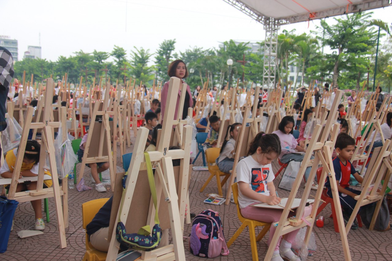 Hơn 300 thiếu nhi Thủ đô và quốc tế vẽ tranh “Em yêu Hà Nội - Thành phố vì hòa bình”