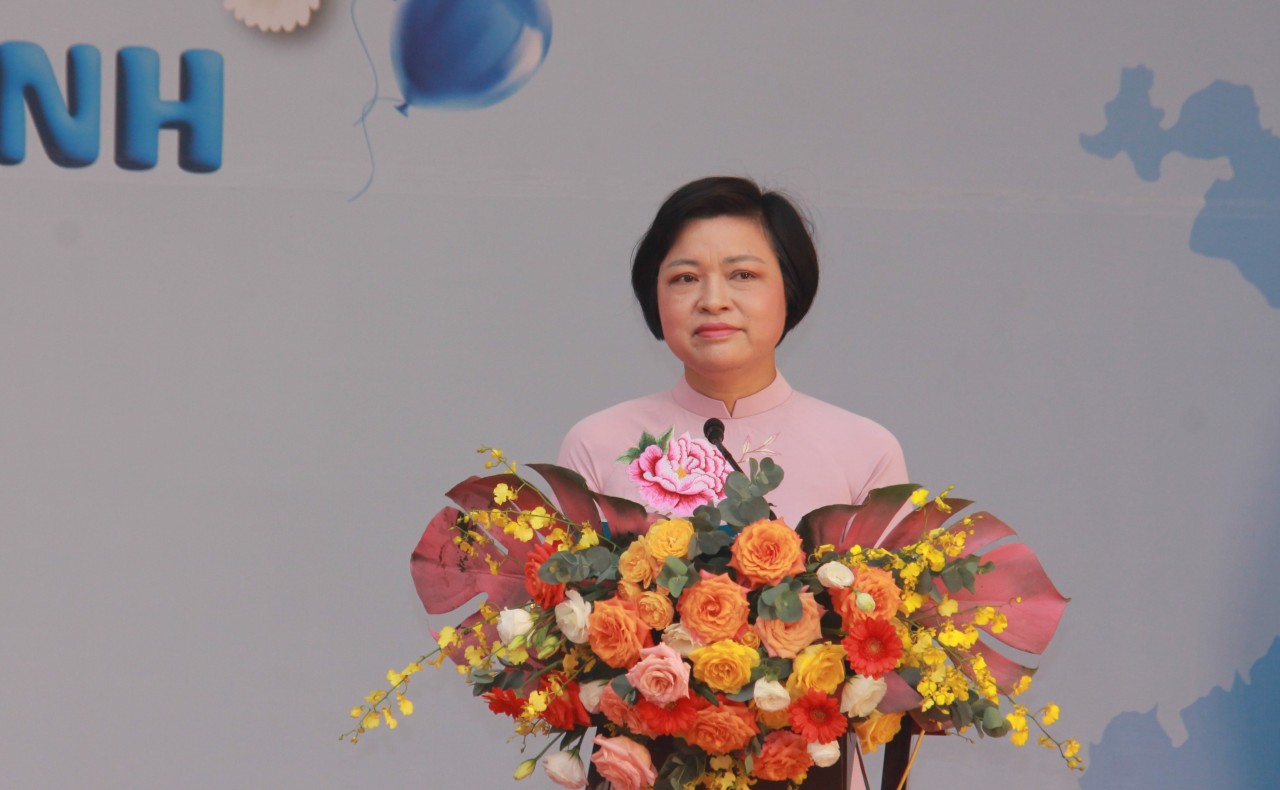 bà Trần Thị Phương, Phó Chủ tịch Thường trực Liên hiệp các tổ chức hữu nghị thành phố Hà Nội phát biểu khai mạc cuộc thi.