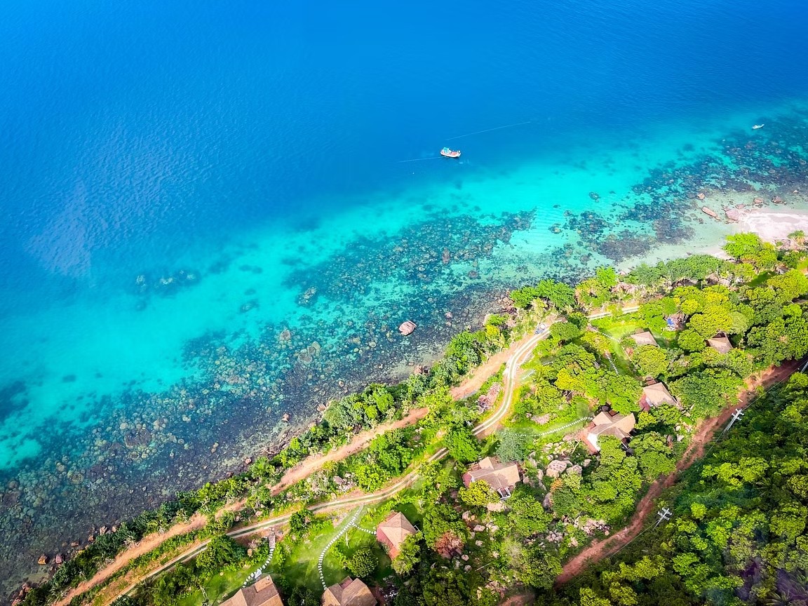 Phú Quốc là hòn đảo lớn nhất nằm ở cực tây của Việt Nam, trong vịnh Thái Lan. Hòn đảo này chủ yếu được bao phủ bởi Vườn quốc gia Phú Quốc, nơi có rừng nhiệt đới rậm rạp bao quanh những ngọn núi đẹp như tranh vẽ. Tuy nhiên, điểm thu hút chính của hòn đảo là những bãi biển tuyệt đẹp. Bãi Khem là một trong những bãi biển đẹp nhất thế giới và nằm ở mũi phía nam của đảo. Tương tự, Bãi Sao nằm gần đó có bờ biển rợp bóng cọ, bãi cát trắng và khung cảnh ngoạn mục.