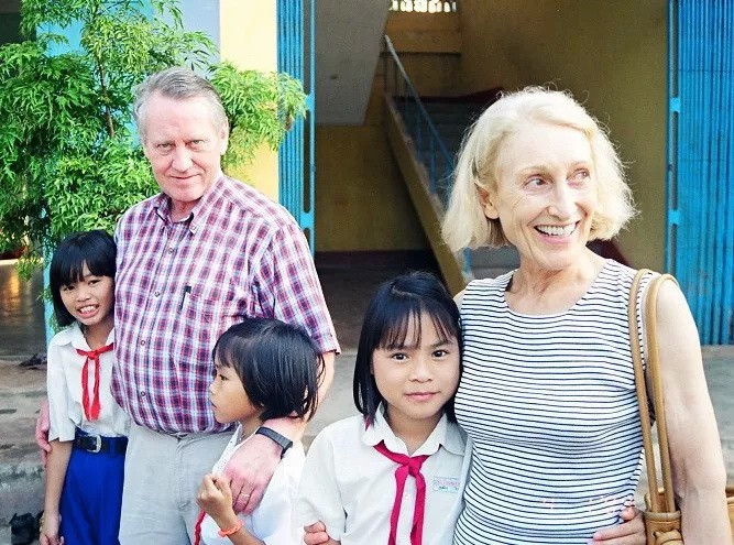 Ông Chuck Feeney cùng vợ trong một chuyến thăm tại Làng Trẻ em Hy Vọng (Đà Nẵng). (Ảnh tư liệu).