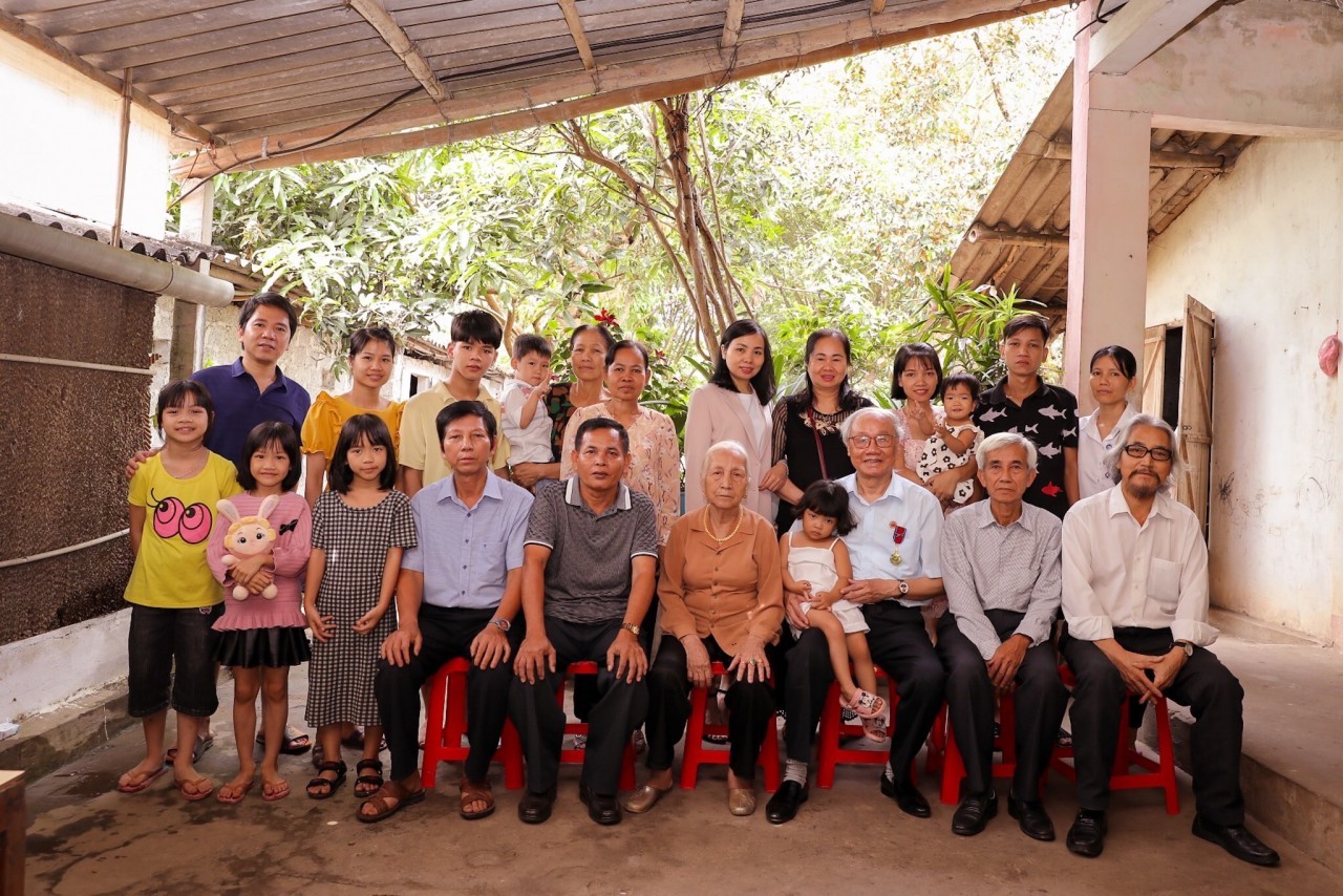 Bức ảnh ông Tuyến chụp cùng vợ con và gia đình nội, ngoại của Pu Thia (Ảnh: NVCC).