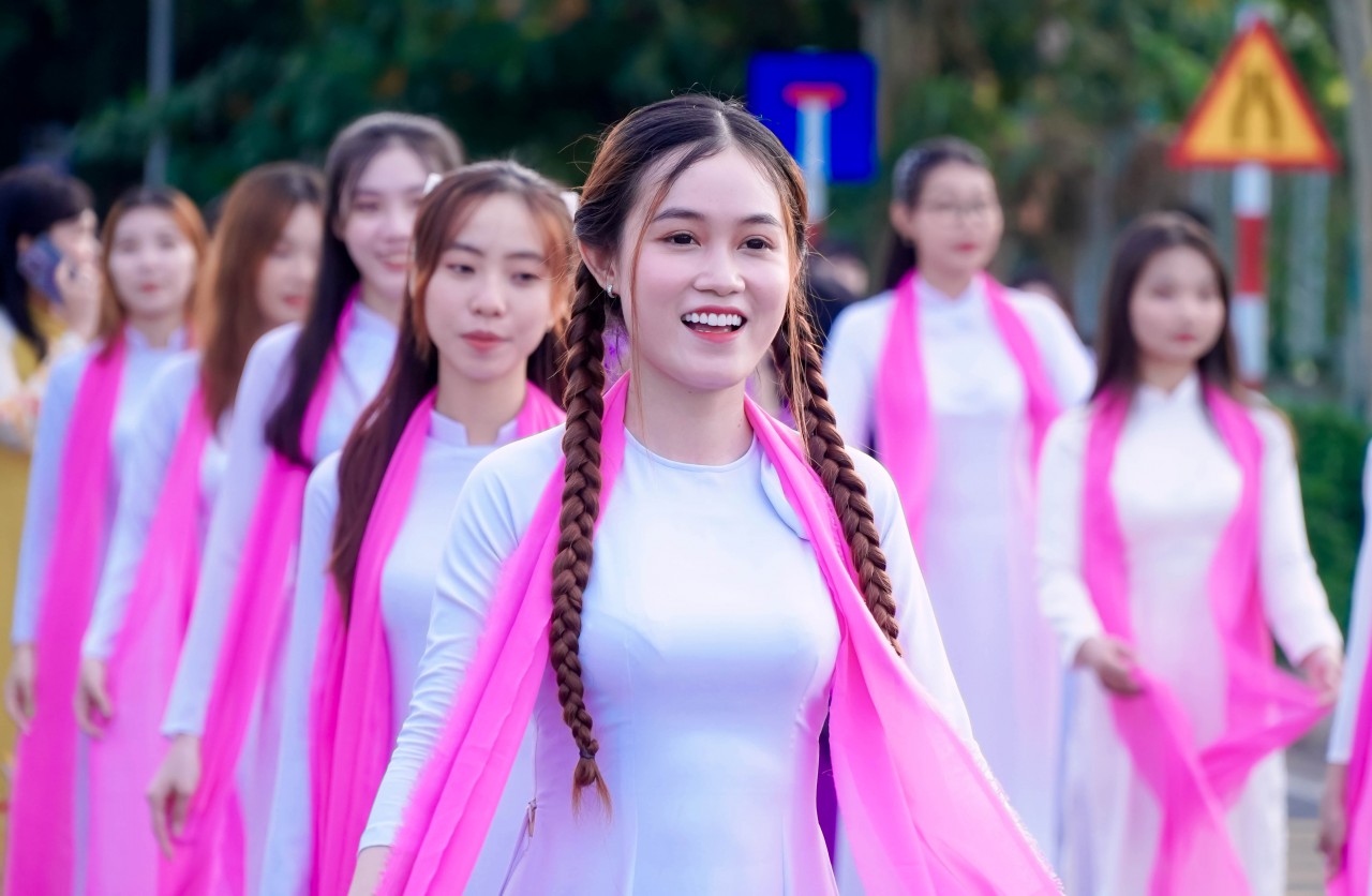 Cần Thơ: 5000 người diễu hành áo bà ba, áo dài xác lập kỷ lục Việt Nam