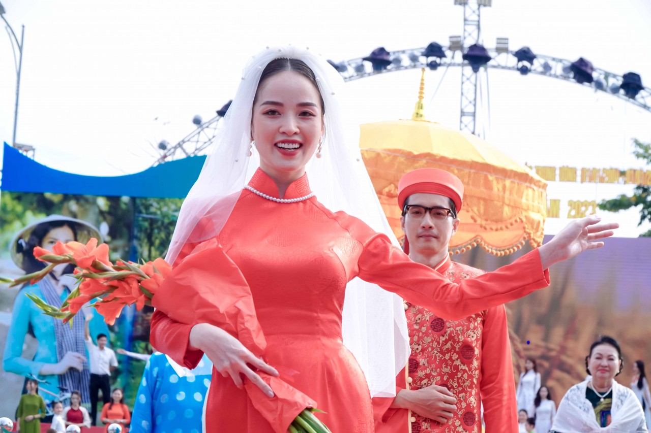 Cần Thơ: 5000 người diễu hành áo bà ba, áo dài xác lập kỷ lục Việt Nam