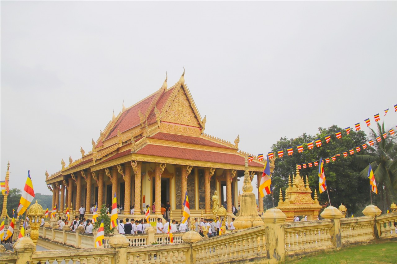 Chùa Khmer là nơi sinh hoạt văn hóa tín ngưỡng cho cộng đồng, các nghi lễ, trong đó có lễ Sen Dolta được tổ chức tại đây. Trong ảnh: các phật tử đến Chùa Khmer dự lễ Sen Dolta