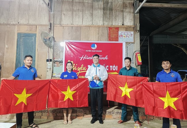 Quảng Nam: Trao tặng 450 lá cờ Tổ quốc cho đồng bào các xã vùng biên giới
