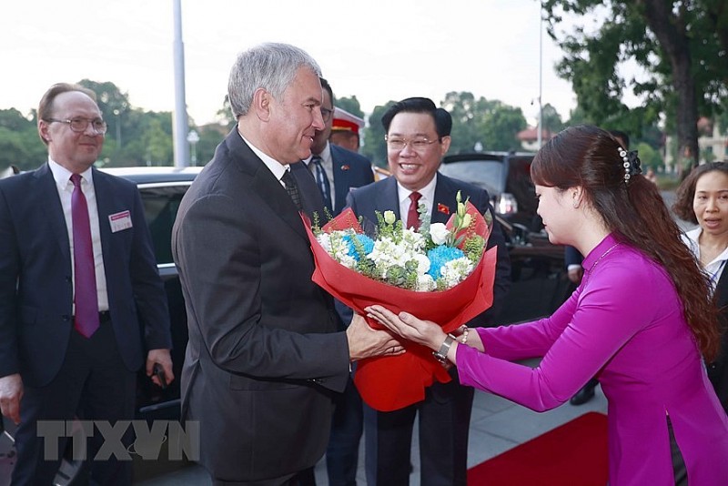 Chủ tịch Quốc hội Vương Đình Huệ đón, hội đàm với Chủ tịch Duma Nga | Chính trị | Vietnam+ (VietnamPlus)
