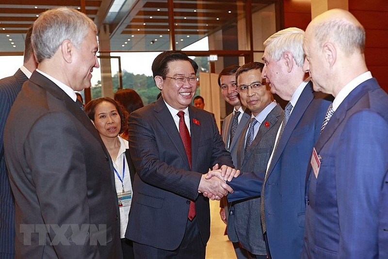 Chủ tịch Quốc hội Vương Đình Huệ đón, hội đàm với Chủ tịch Duma Nga | Chính trị | Vietnam+ (VietnamPlus)
