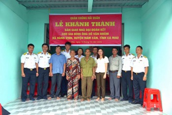 Bộ Tư lệnh Vùng 5 Hải quân bàn giao “Nhà đại đoàn kết” tại tỉnh Cà Mau