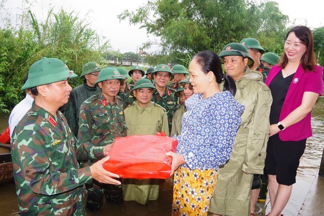 Trung tướng Hà Thọ Bình, Tư lệnh Quân khu 4 thăm động viên và tặng quà gia đình người dân bị ảnh hưởng do mưa, lũ tại xóm Đảo