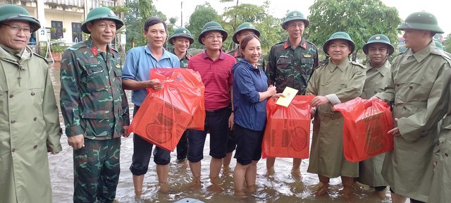 Tư lệnh Quân khu 4 thăm và tặng quà người dân vùng lũ Thừa Thiên Huế