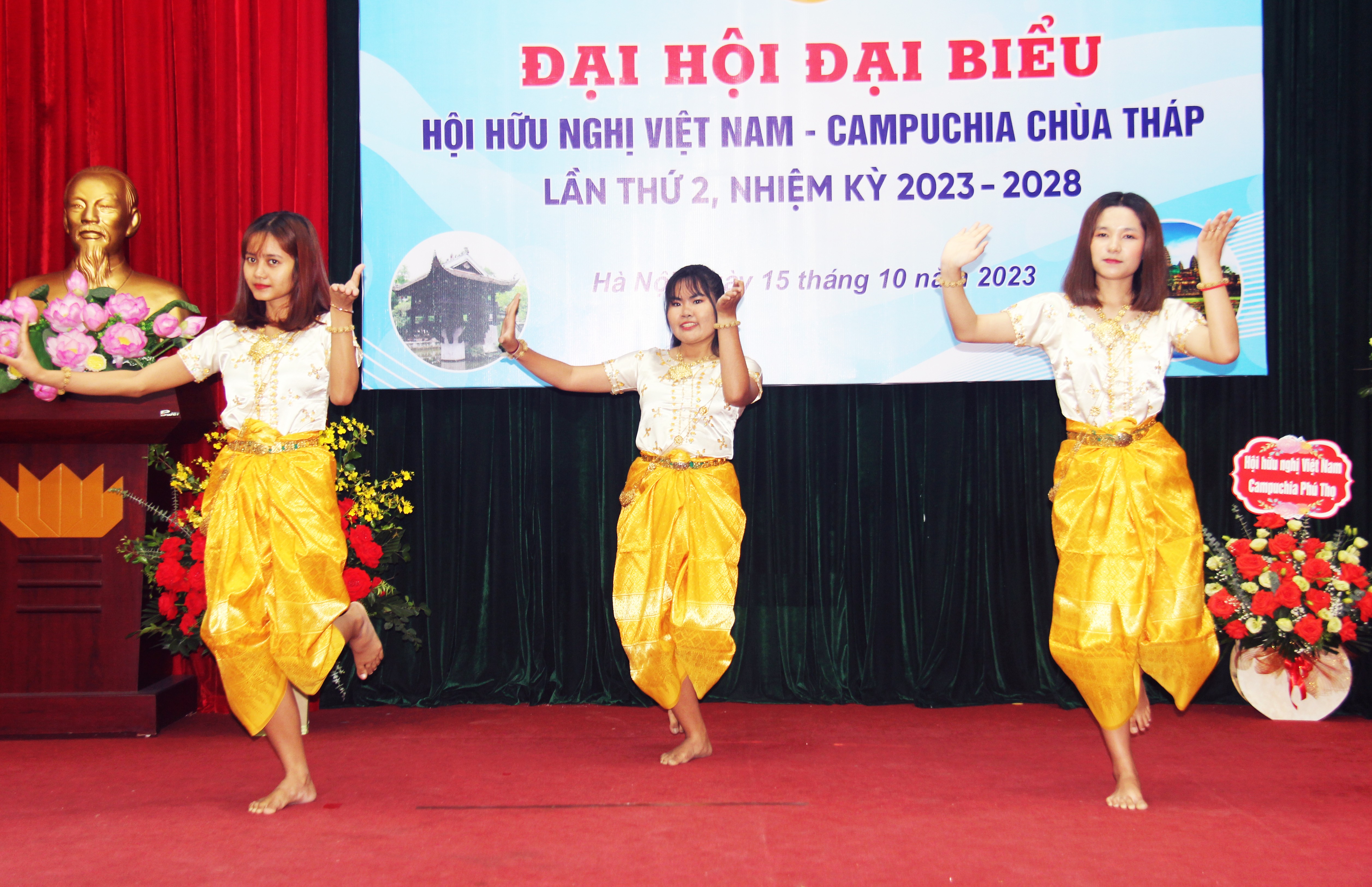 Da (giữa) biểu diễn một tiết mục múa truyền thống tại Đại hội đại biểu Hội hữu nghị Việt Nam - Campuchia Chùa Tháp lần thứ II, nhiệm kỳ 2023-2028. (Ảnh: Thành Luân)