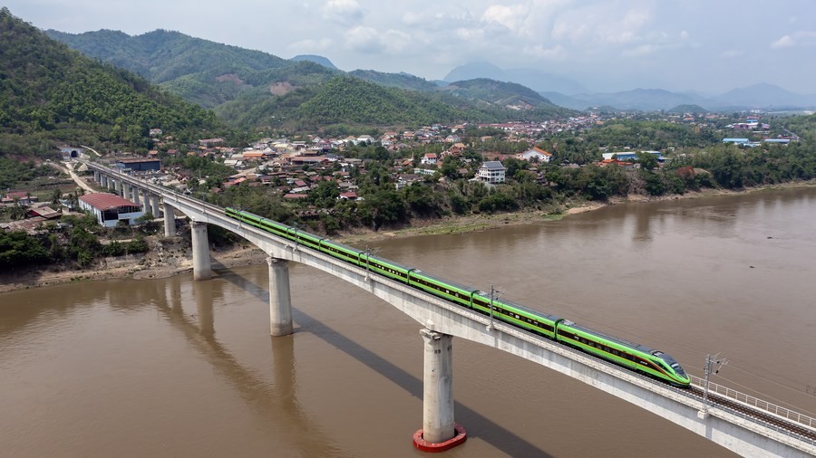 Một đoàn tàu chạy trên cây cầu siêu lớn Luang Prabang bắc qua sông Mê Kông của Đường sắt Trung Quốc-Lào ở Lào, ngày 28 tháng 5/2023. (Ảnh:Tân Hoa Xã)