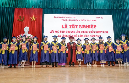 Ban Giám hiệu trường Đại học Y Dược Thái Bình trao bằng tốt nghiệp cho các lưu học sinh Lào năm 2022. (Ảnh: tbump.edu.vn)