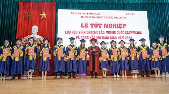 10 lưu học sinh tỉnh Xayabury (Lào) sang học tập ở Đại học Y Dược Thái Bình