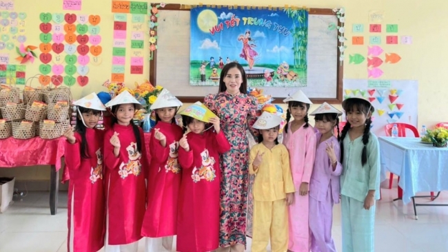 Cô giáo Việt truyền lửa tiếng Việt ở Campuchia