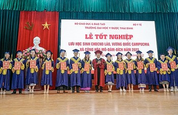 10 lưu học sinh tỉnh Xayabury (Lào) sang học tập ở Đại học Y Dược Thái Bình