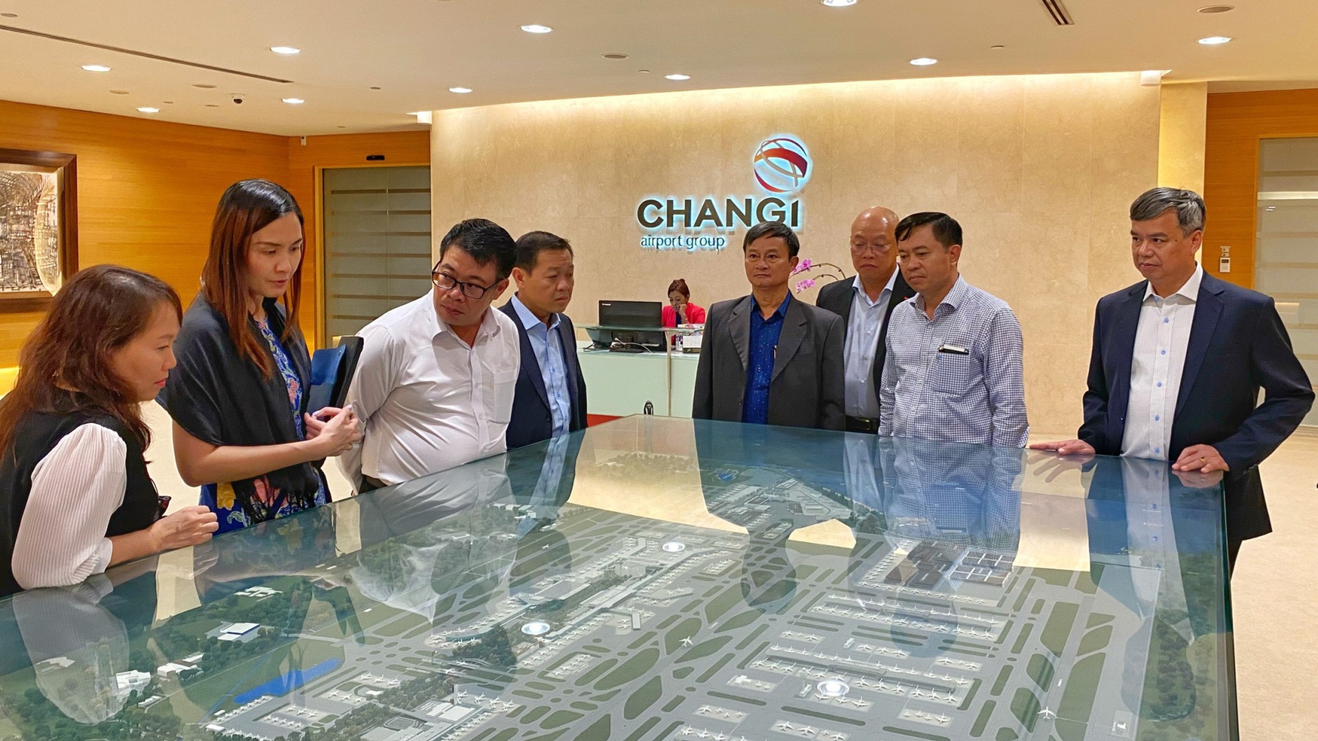 Đoàn công tác tỉnh Lâm Đồng tham quan, học hỏi kinh nghiệm tại Cảng hàng không quốc tế Changi. (Ảnh: Báo Lâm Đồng)