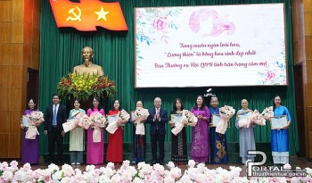 thu a thien hue tuyen duong 10 guong mat phu nu tieu bieu vi cong dong