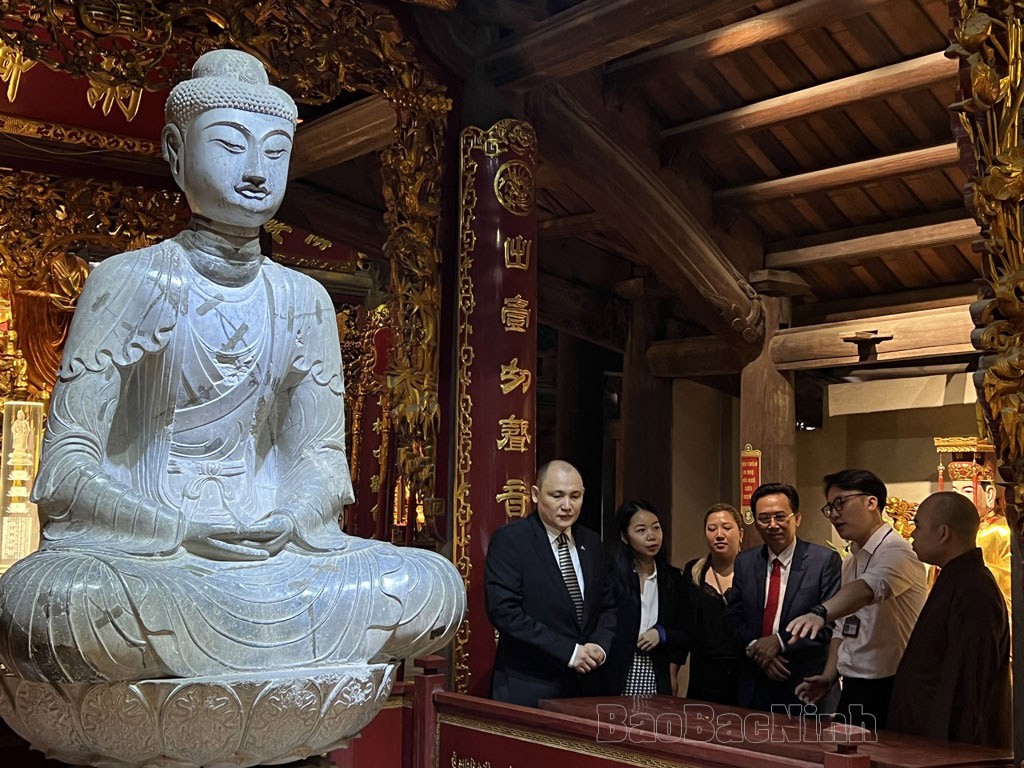 Đoàn công tác Đại sứ quán Cộng hòa Kazakhstan tại Việt Nam thăm khu di tích Quốc gia đặc biệt chùa Phật Tích. (Ảnh: Báo Bắc Ninh)