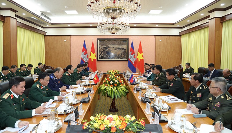 Thượng tướng Nguyễn Tân Cương hội đàm với Đại tướng Vong Pisen
