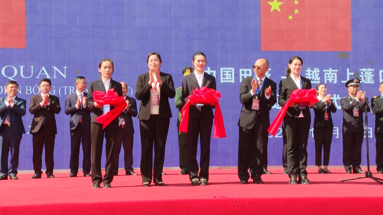 Phó Chủ tịch UBND tỉnh Hà Thị Minh Hạnh và Phó Châu trưởng Chính quyền nhân dân châu Văn Sơn Lưu Ba cắt băng thông quan chính thức cặp cửa khẩu Săm Pun - Điền Bồng.