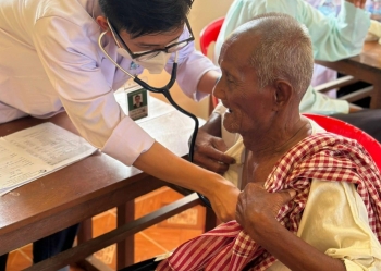 Tăng cường bác sĩ Việt Nam đến Campuchia chăm sóc y tế cho bà con người Việt