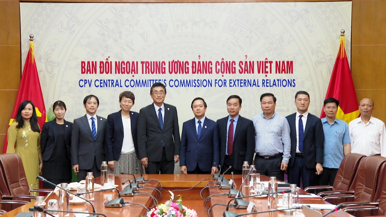 Chủ tịch UBND tỉnh Phạm Quang Ngọc và các đại biểu của tỉnh Ninh Bình chụp ảnh lưu niệm với đối tác Nhật Bản