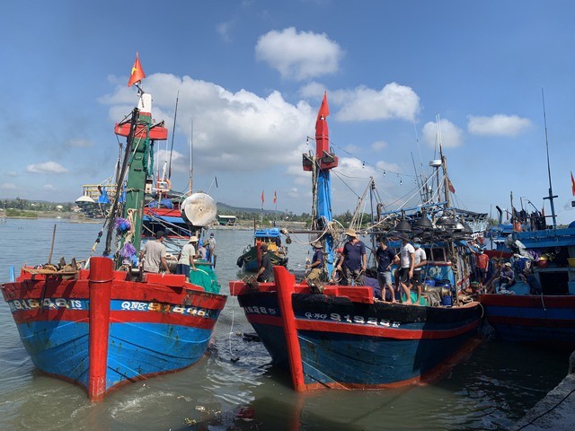 Ngư dân tại huyện đảo Lý Sơn chuẩn bị vươn khơi (Ảnh: VGP/Lưu Hương)