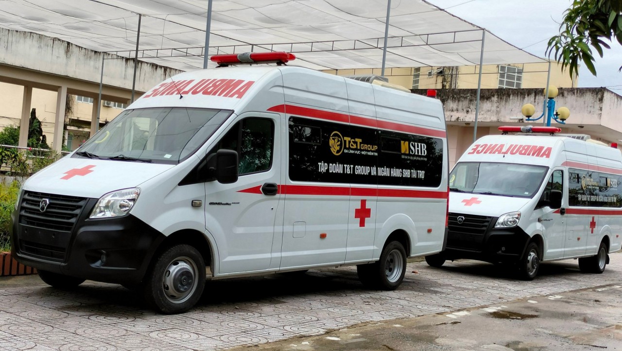 Hai xe cứu thương của Tập đoàn T&T Group tài trợ cho thành phố Hà Tĩnh được chuyển giao cho Bệnh viện Đa khoa thành phố Hà Tĩnh.