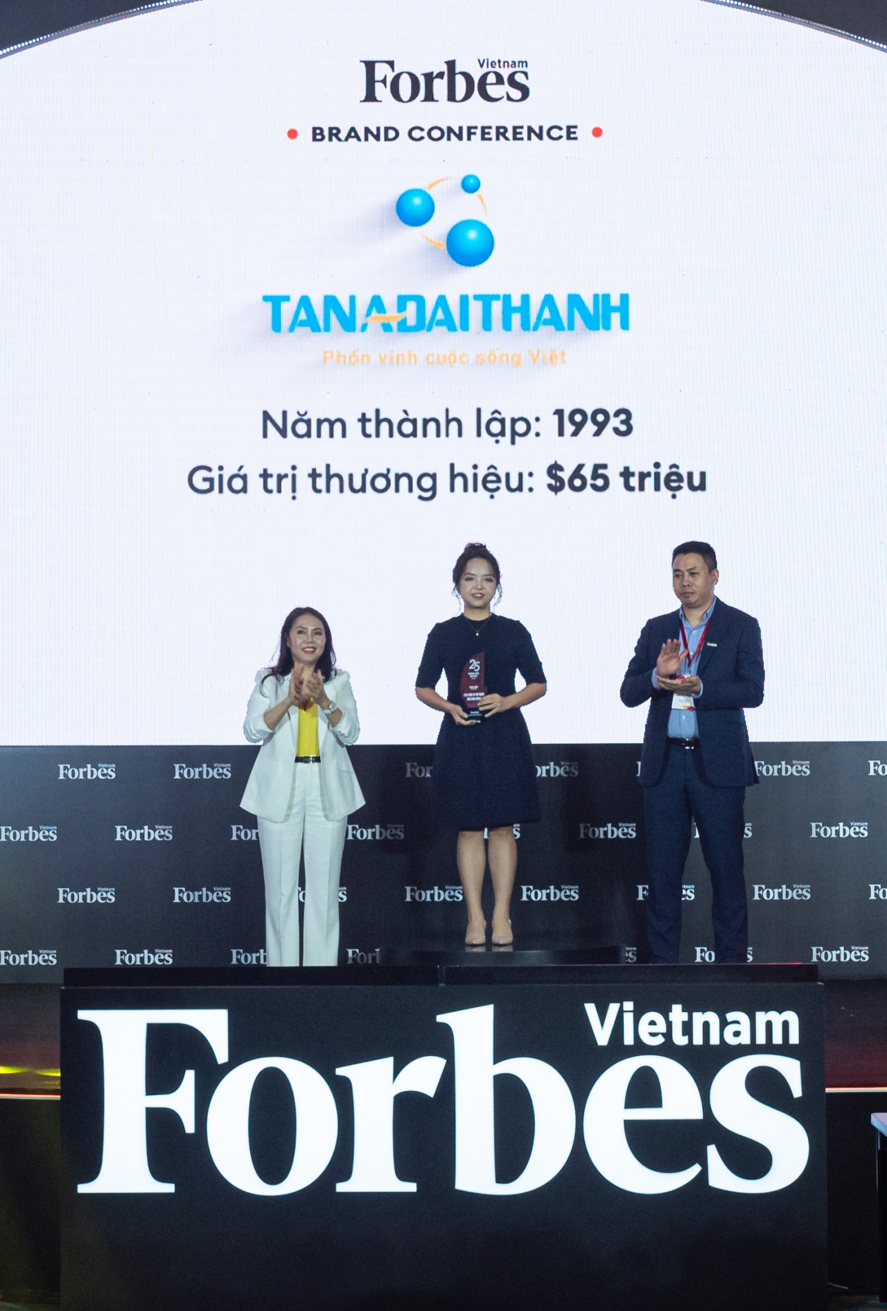 Bà Nguyễn Ngọc Thùy Dương, Phó TGĐ Tập đoàn Tân Á Đại Thành nhận chứng nhận vinh danh từ Forbes Việt Nam (Ảnh: Forbes Việt Nam)